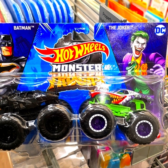 Hot Wheels Monster Trucks Batman vs Joker - Picture 1 of 5